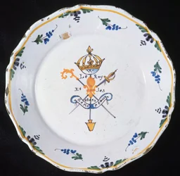 Teller mit der Inschrift Le Roi et les Etats Generaux mit Emblemen der drei Stände und des Königs